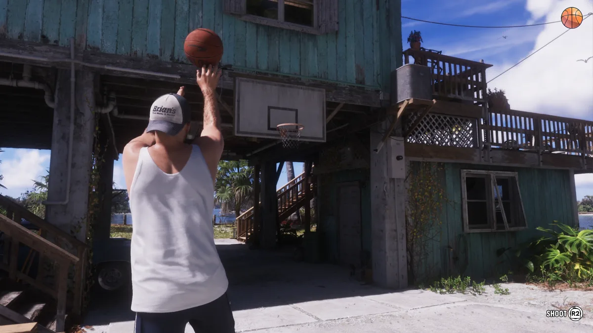 Jason wirft vor seinem Unterschlupf auf den Korb in GTA 6, Wurf-Prompt eingeblendet
