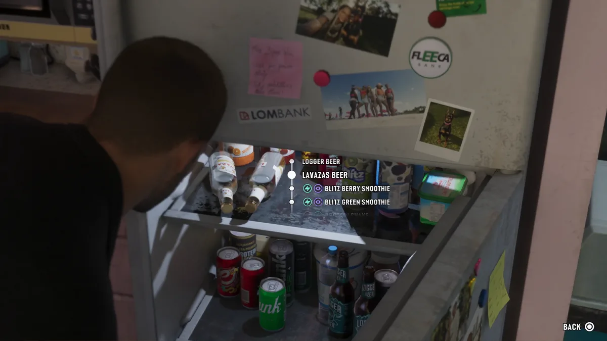 Der geöffnete Kühlschrank des Unterschlupfs in GTA 6 mit einem Menü konsumierbarer Items
